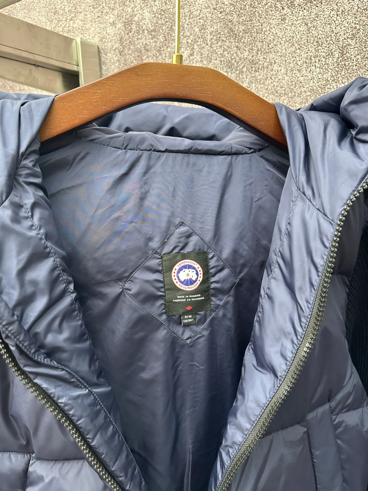 P930 Canada Goose Armband Hooded Down Jacket Fabric selection: The use of high-quality protective nylon fabric not only enhances the wear resistance of the surface, but also takes into account wind resistance, ensuring excellent performance in various harsh weather conditions.  90 national standard high-quality white duck down: selected high-loft down, weighing 170g, light and warm, with excellent temperature locking performance and good resilience.  Three-dimensional quilting process: Precision thread reinforcement to prevent velvet drilling and ensure that the fluffy and resilient elasticity lasts as new.  7-needle medium-thick knitted structure: Use thicker yarns to knit woolen fabrics with obvious thickness and weight. The texture is clearly visible and has a rough, retro texture. It has a good skeleton feel, is relatively stiff, and can maintain the silhouette of clothing for a long time. It also provides more layers of still air to lock in heat.  There is a brand exclusive LOGO on the woolen sleeve arms. It is dark and not obvious in the photo.  Accessories: One-to-one customized logo, one-to-one customized zipper pendant, one-to-one customized snap button SIZE: S M L XL